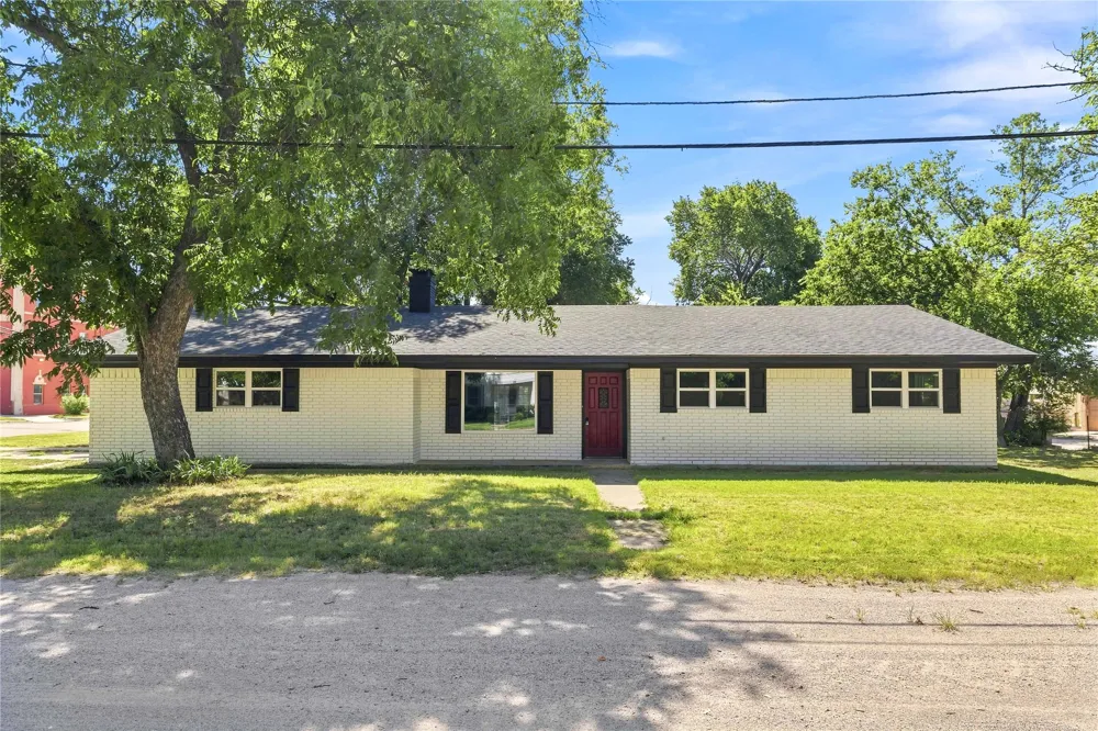 209 S Austin Street De Leon, TX 76444