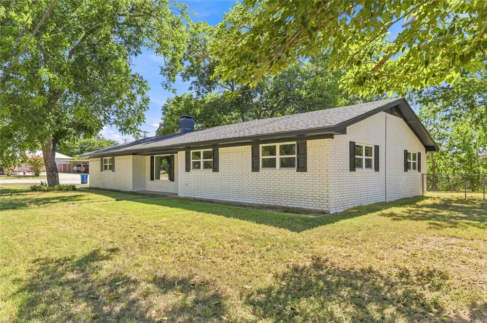 209 S Austin Street De Leon, TX 76444