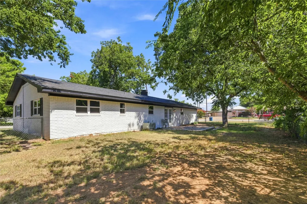 209 S Austin Street De Leon, TX 76444