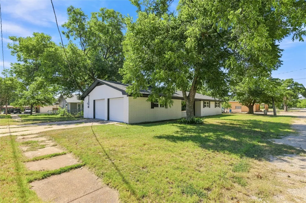 209 S Austin Street De Leon, TX 76444