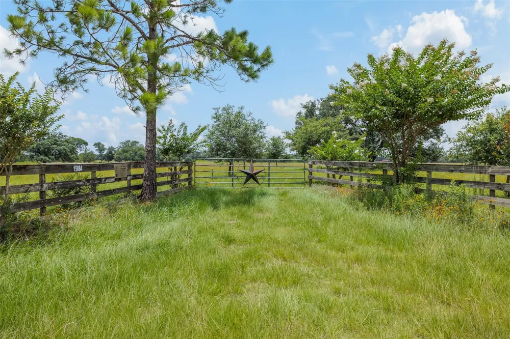 16204 Newberg Rd Cat Spring, TX 78933