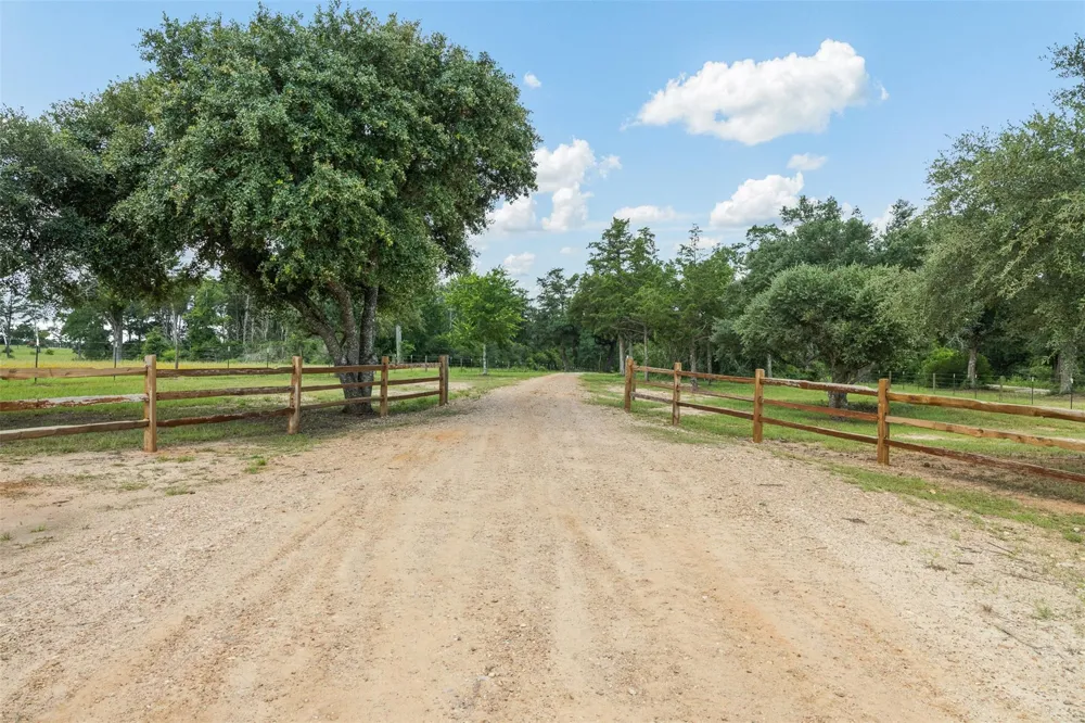 16204 Newberg Rd Cat Spring, TX 78933