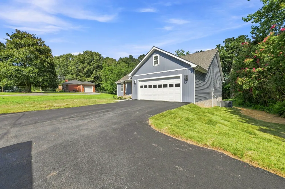 913 Memorial Dr Paris, TN 38242