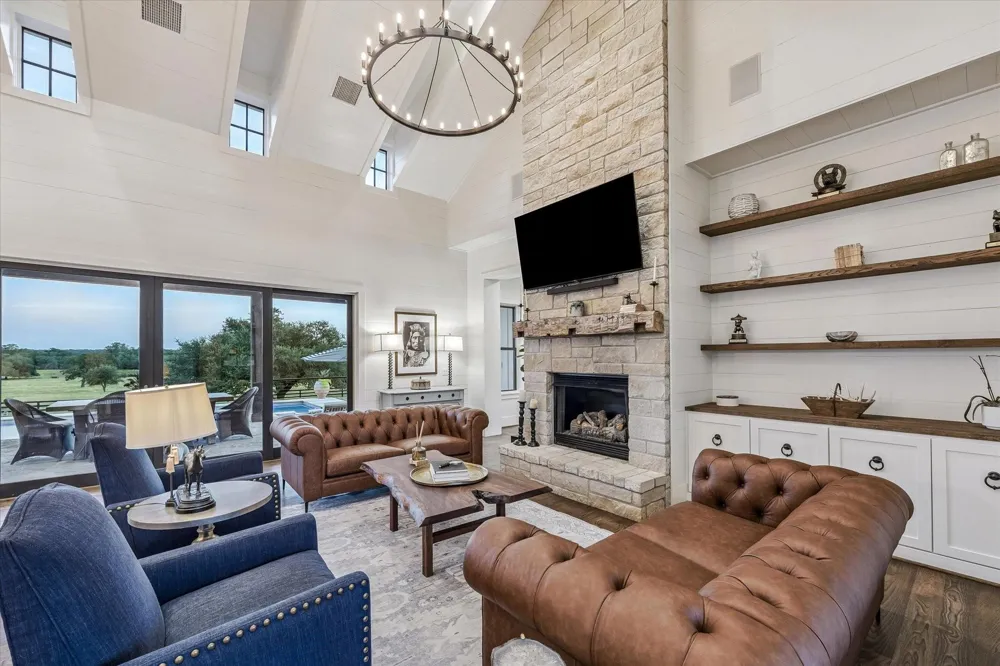 1600 S Weyand Round Top, TX 78954