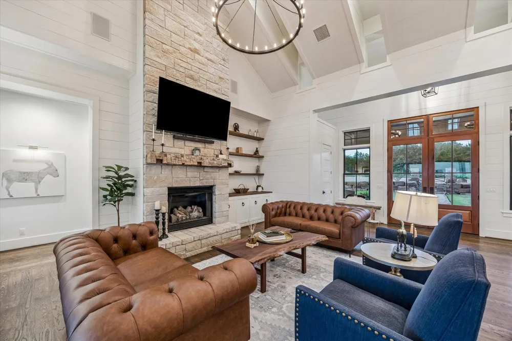 1600 S Weyand Round Top, TX 78954