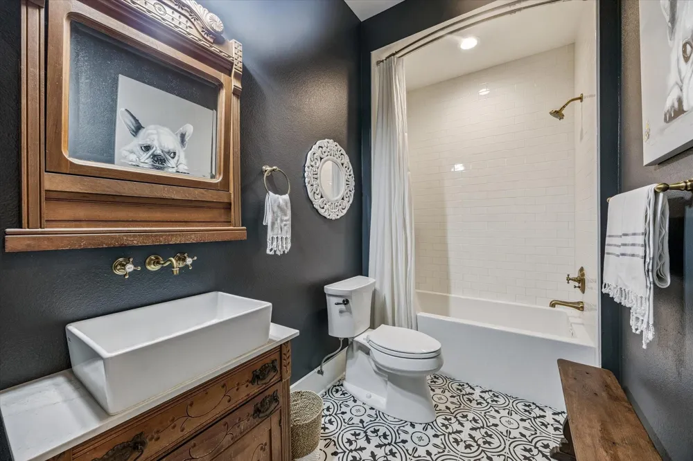 1600 S Weyand Round Top, TX 78954