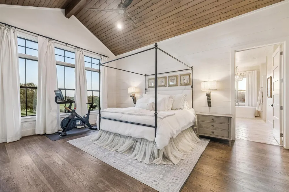 1600 S Weyand Round Top, TX 78954