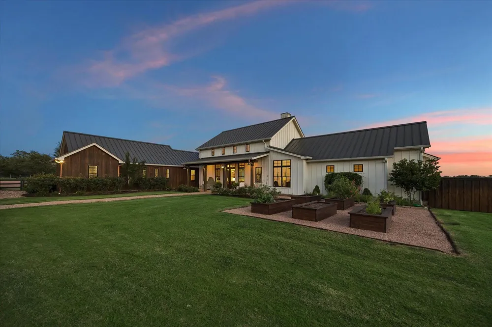 1600 S Weyand Round Top, TX 78954