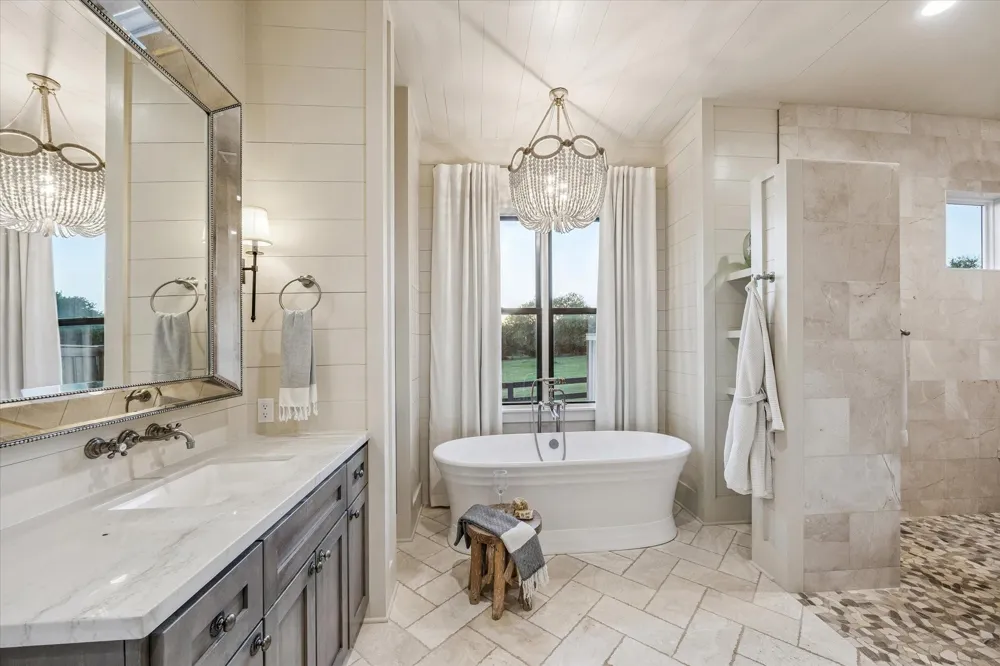 1600 S Weyand Round Top, TX 78954