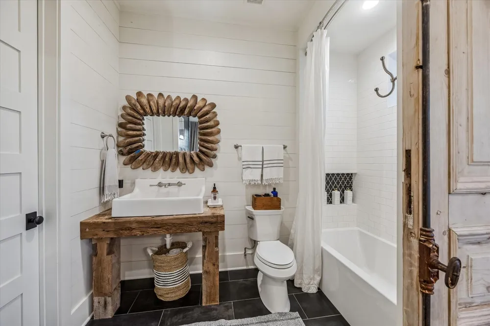 1600 S Weyand Round Top, TX 78954