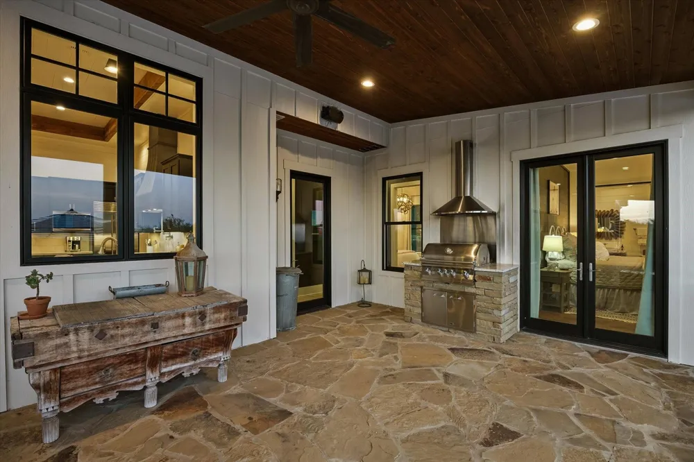 1600 S Weyand Round Top, TX 78954