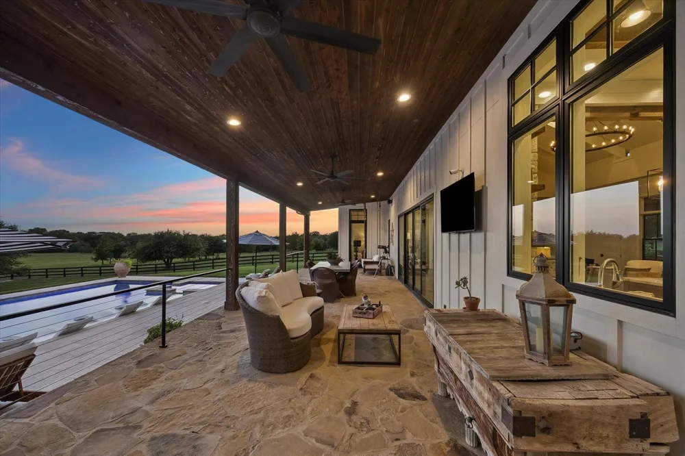1600 S Weyand Round Top, TX 78954
