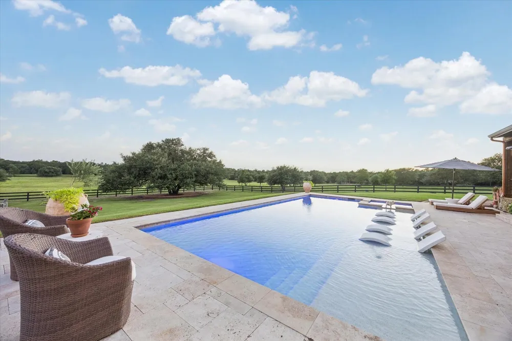 1600 S Weyand Round Top, TX 78954