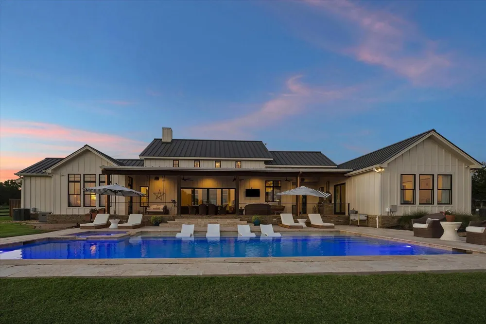 1600 S Weyand Round Top, TX 78954