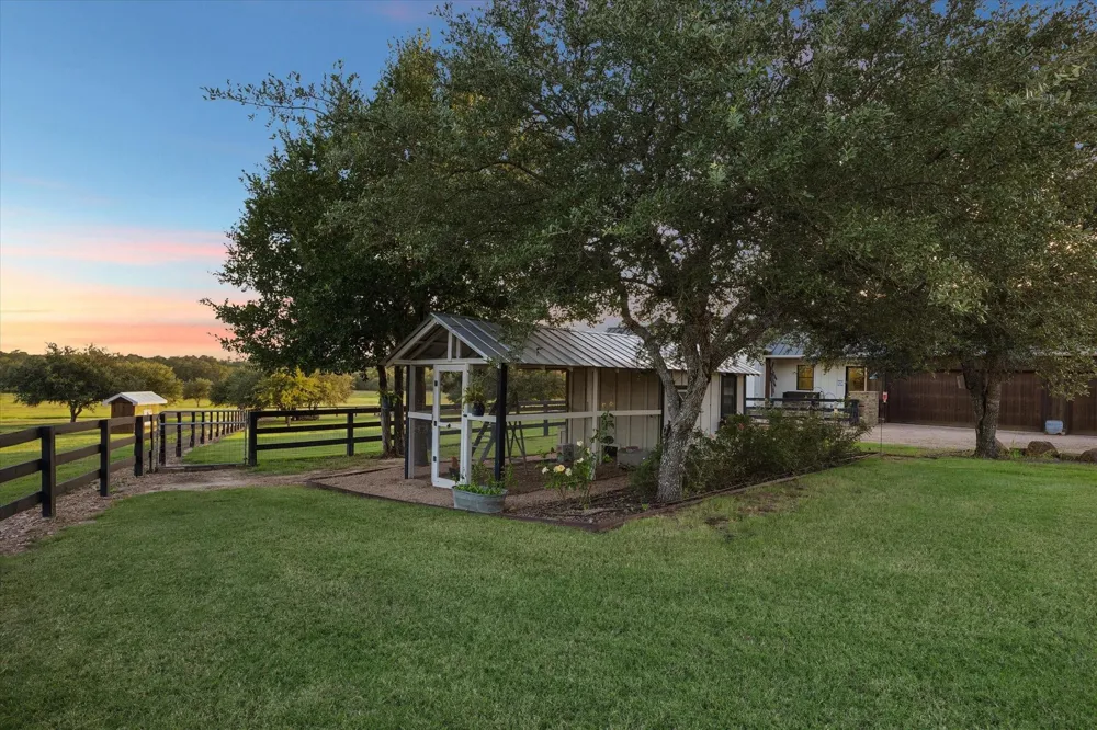 1600 S Weyand Round Top, TX 78954