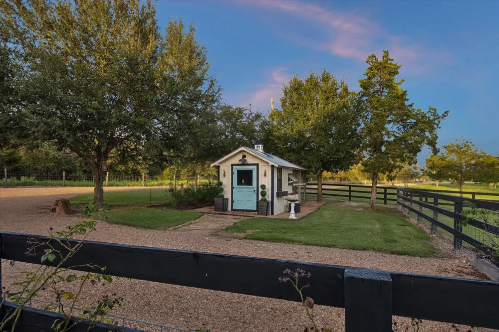 1600 S Weyand Round Top, TX 78954