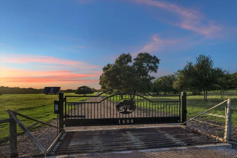 1600 S Weyand Round Top, TX 78954
