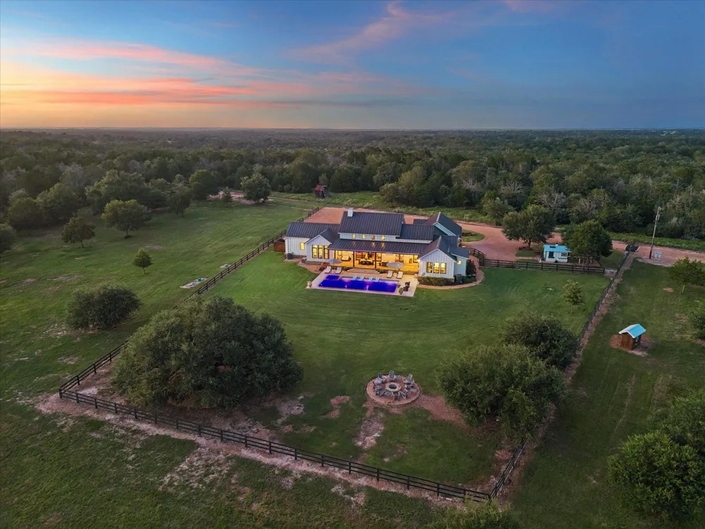 1600 S Weyand Round Top, TX 78954