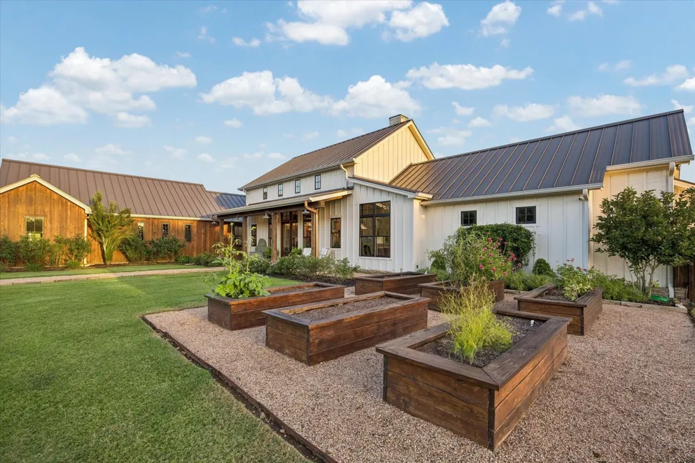 1600 S Weyand Round Top, TX 78954