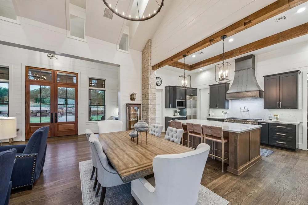 1600 S Weyand Round Top, TX 78954