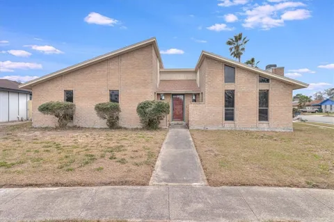 985 Crossbill Street