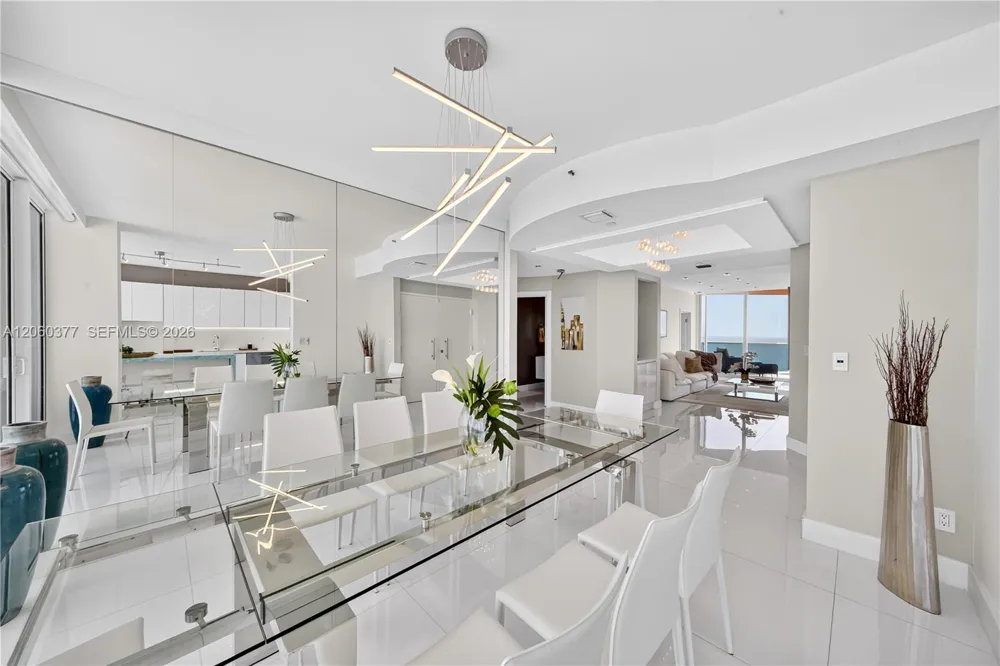 300 S Pointe Dr #2104 Miami Beach, FL 33139