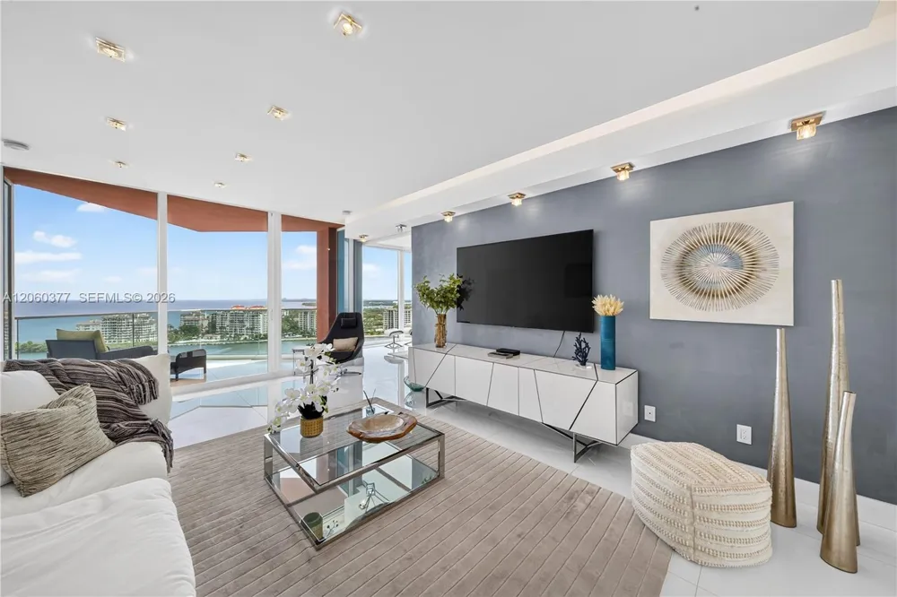 300 S Pointe Dr #2104 Miami Beach, FL 33139
