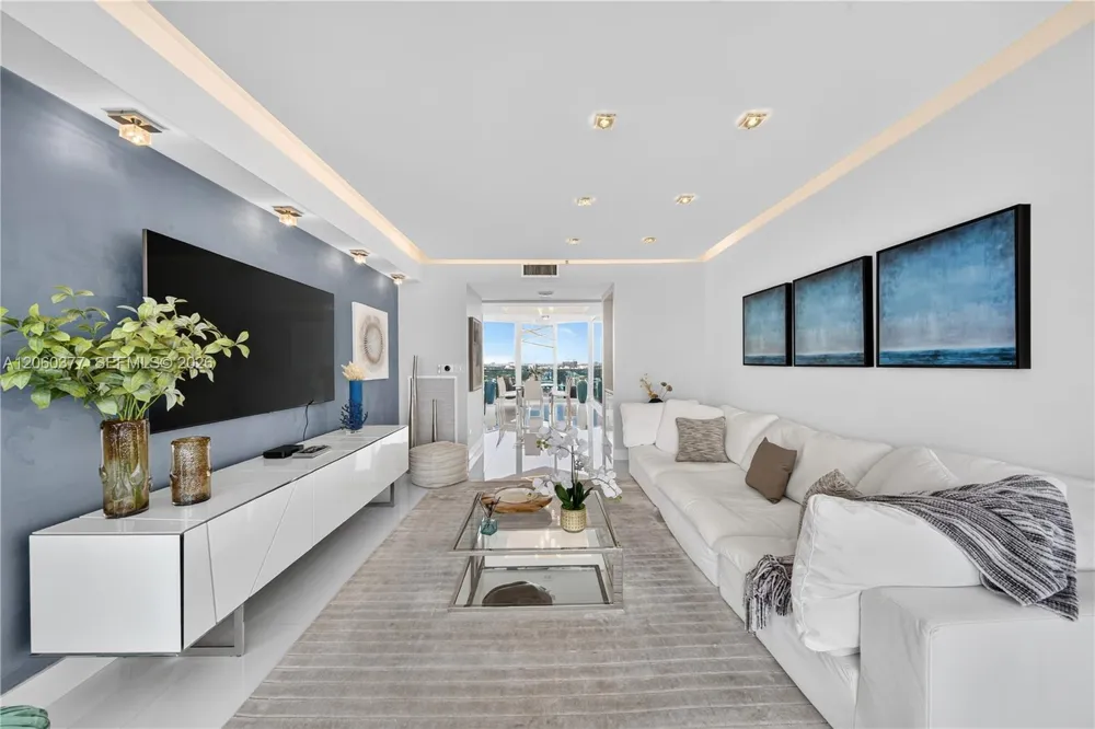 300 S Pointe Dr #2104 Miami Beach, FL 33139