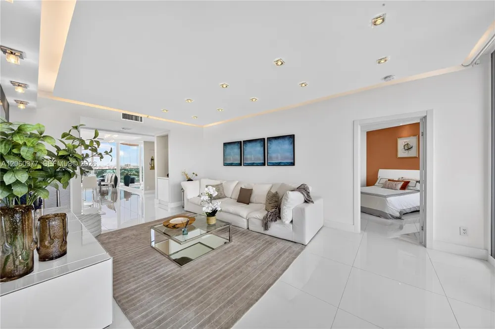 300 S Pointe Dr #2104 Miami Beach, FL 33139