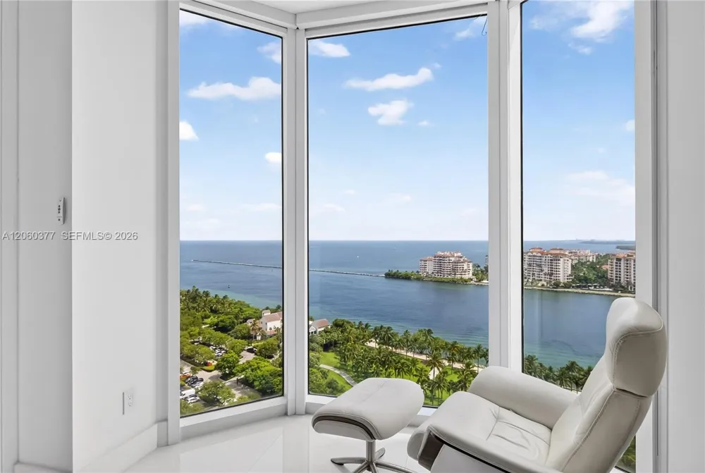 300 S Pointe Dr #2104 Miami Beach, FL 33139