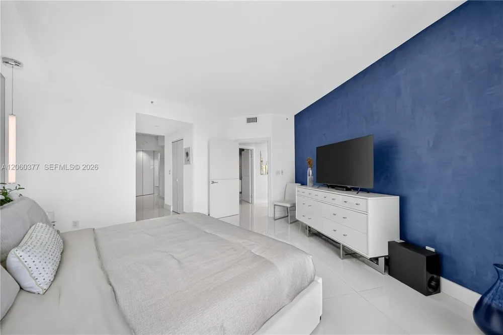 300 S Pointe Dr #2104 Miami Beach, FL 33139