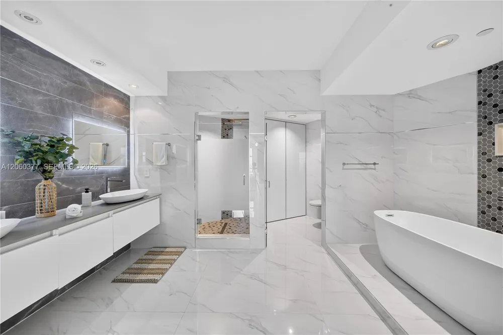 300 S Pointe Dr #2104 Miami Beach, FL 33139