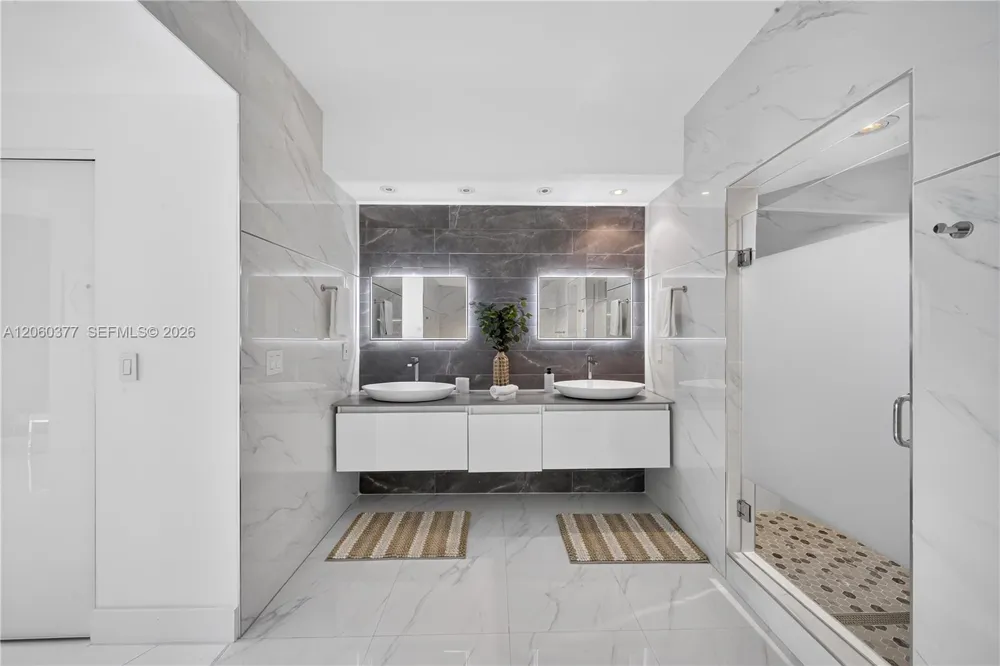 300 S Pointe Dr #2104 Miami Beach, FL 33139