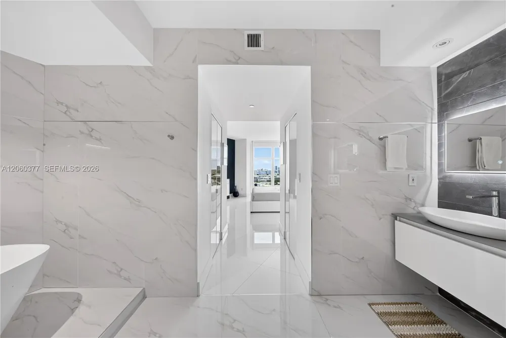 300 S Pointe Dr #2104 Miami Beach, FL 33139