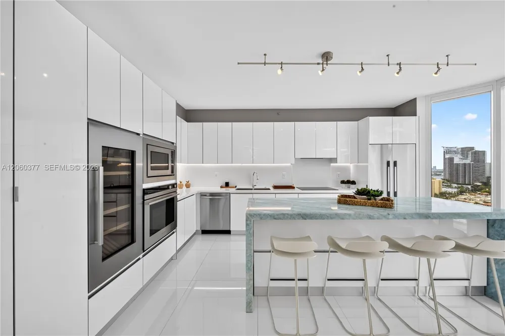 300 S Pointe Dr #2104 Miami Beach, FL 33139