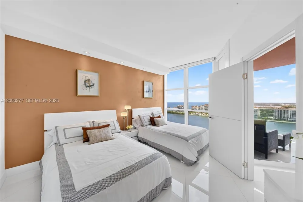 300 S Pointe Dr #2104 Miami Beach, FL 33139