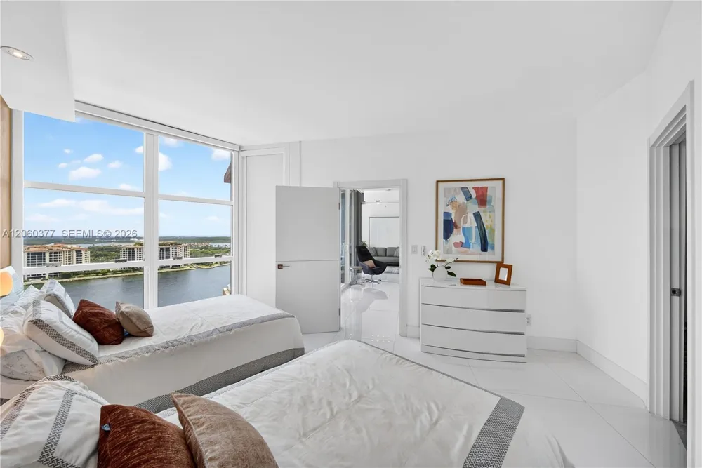 300 S Pointe Dr #2104 Miami Beach, FL 33139