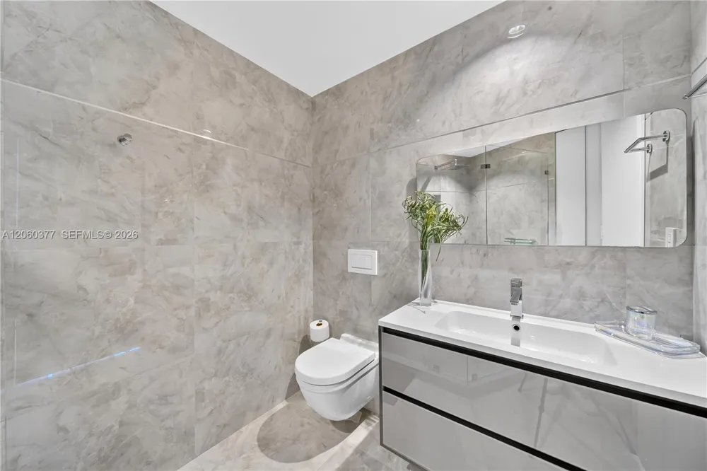 300 S Pointe Dr #2104 Miami Beach, FL 33139