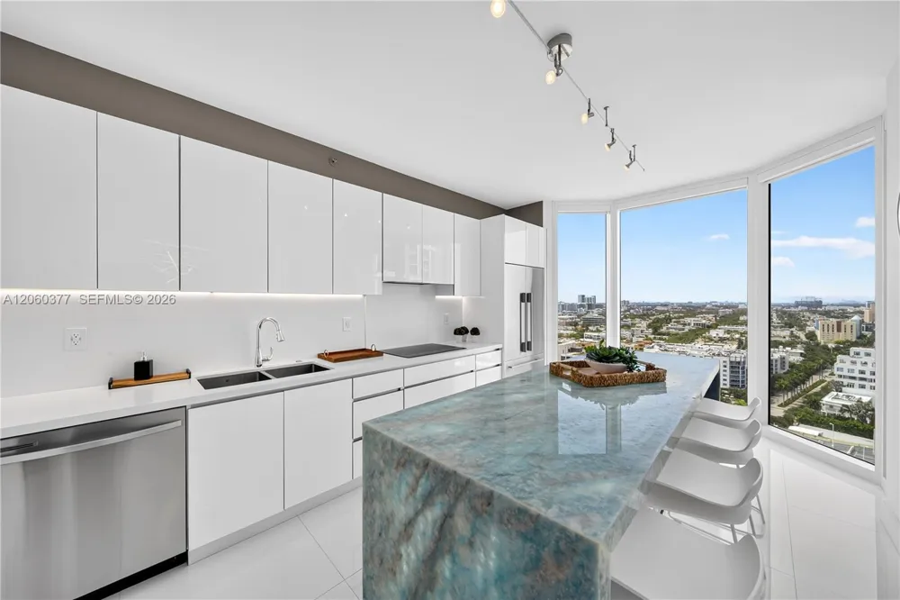 300 S Pointe Dr #2104 Miami Beach, FL 33139