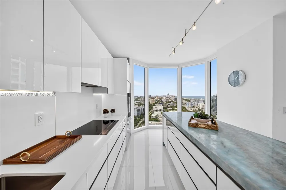 300 S Pointe Dr #2104 Miami Beach, FL 33139