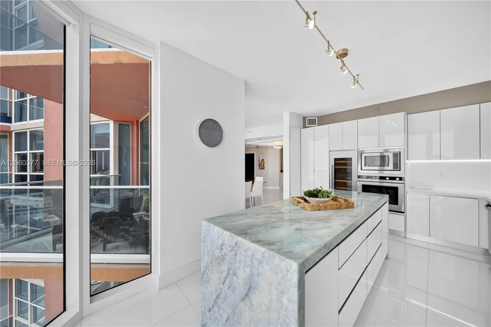 300 S Pointe Dr #2104 Miami Beach, FL 33139
