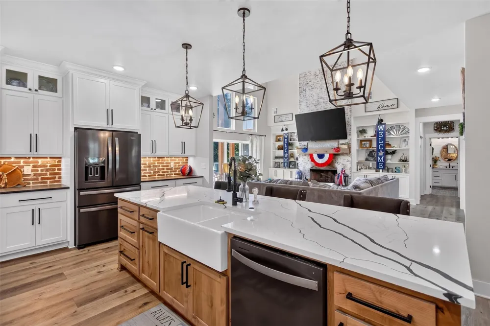 900 4389 LANE Pryor, OK 74361