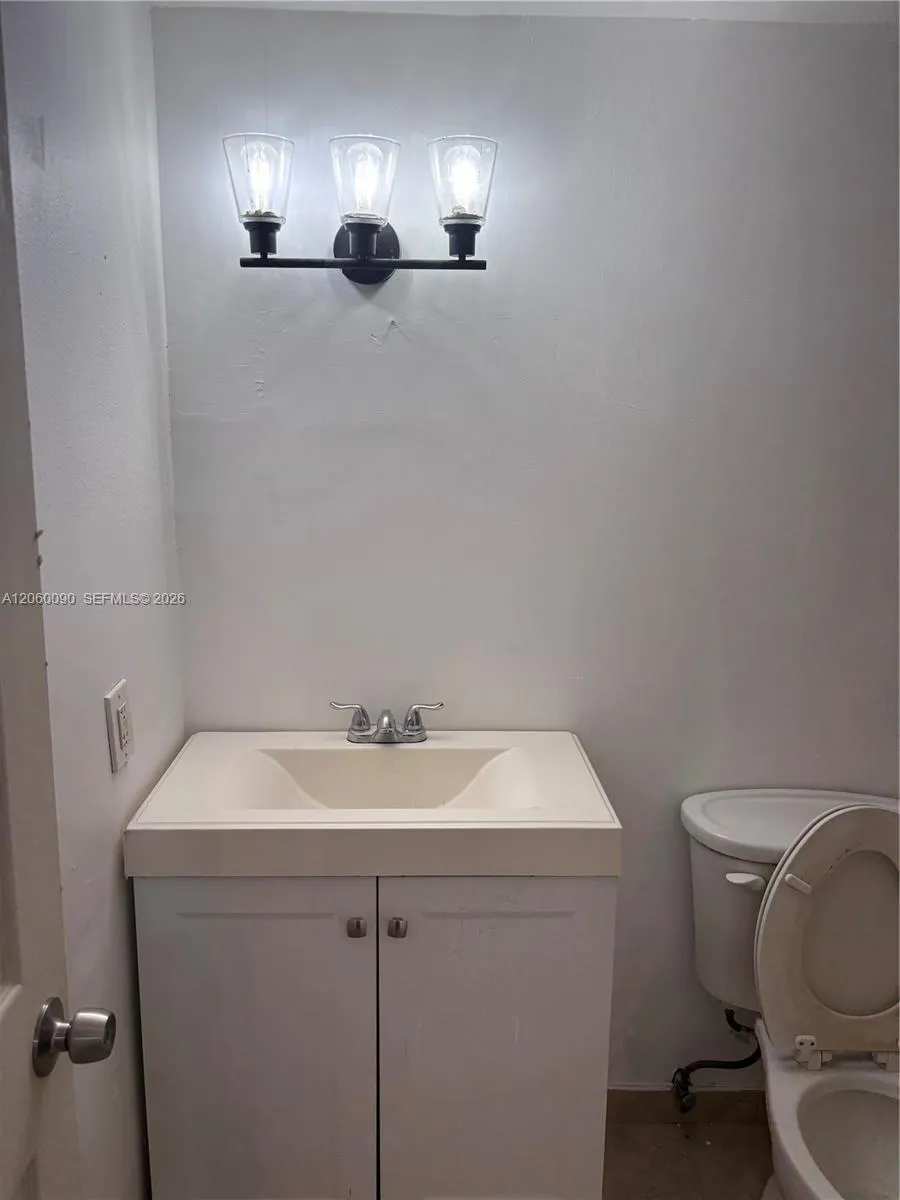 3600 NW 21st St #101 Lauderdale Lakes, FL 33311