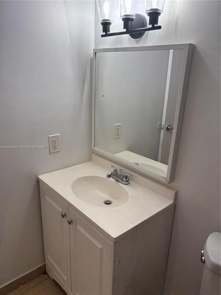 3600 NW 21st St #101 Lauderdale Lakes, FL 33311