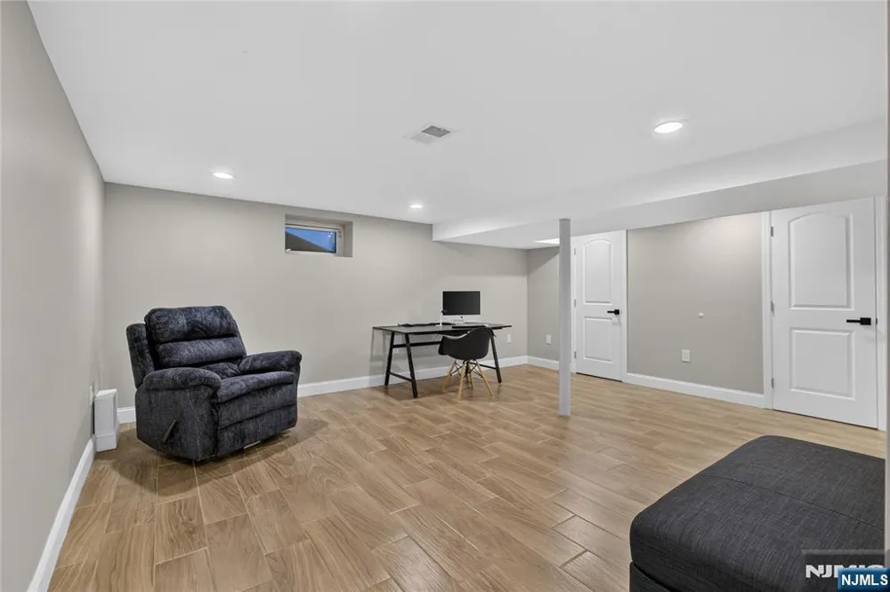 61 Bart Place Clifton, NJ 07013