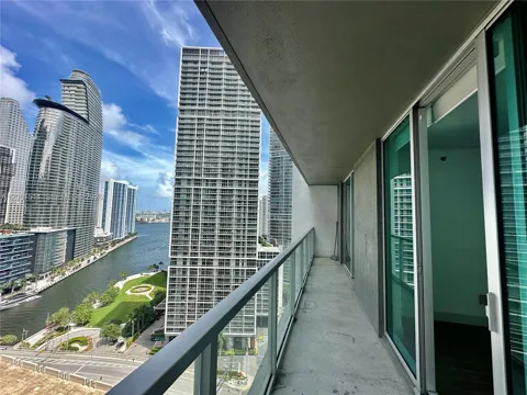 500 Brickell Ave #2407
