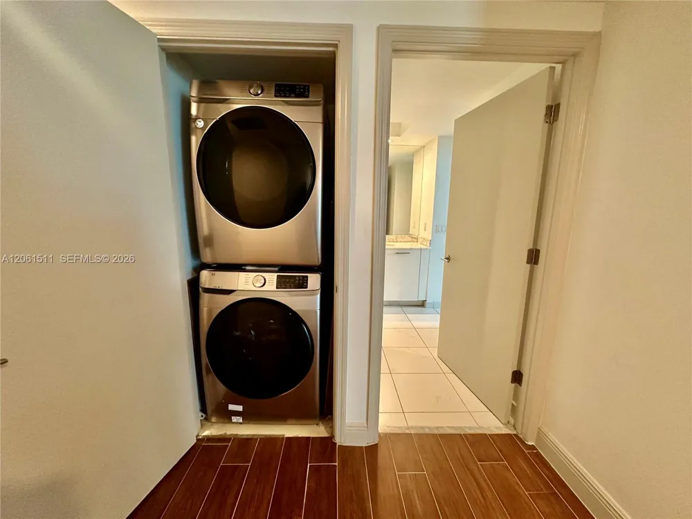 500 Brickell Ave #2407 Miami, FL 33131