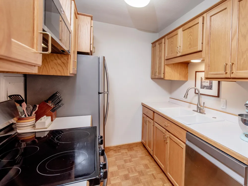 2928 Dean Parkway #4B Minneapolis, MN 55416
