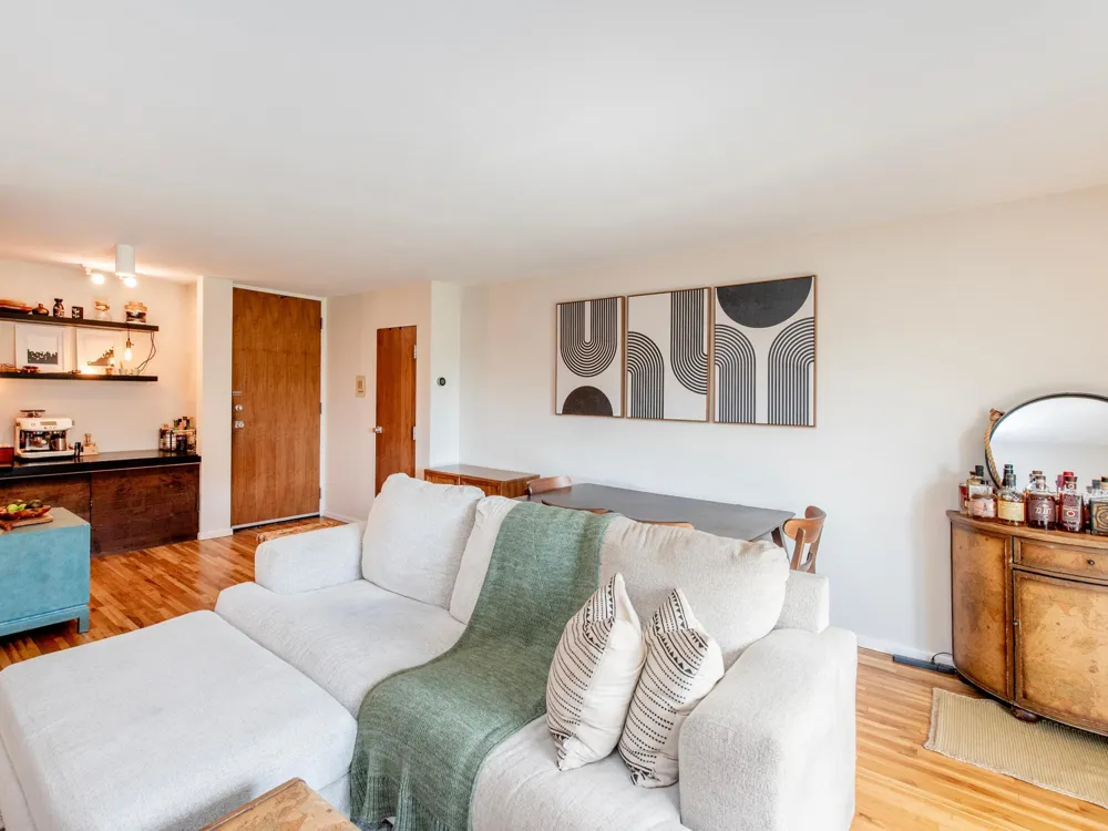 2928 Dean Parkway #4B Minneapolis, MN 55416