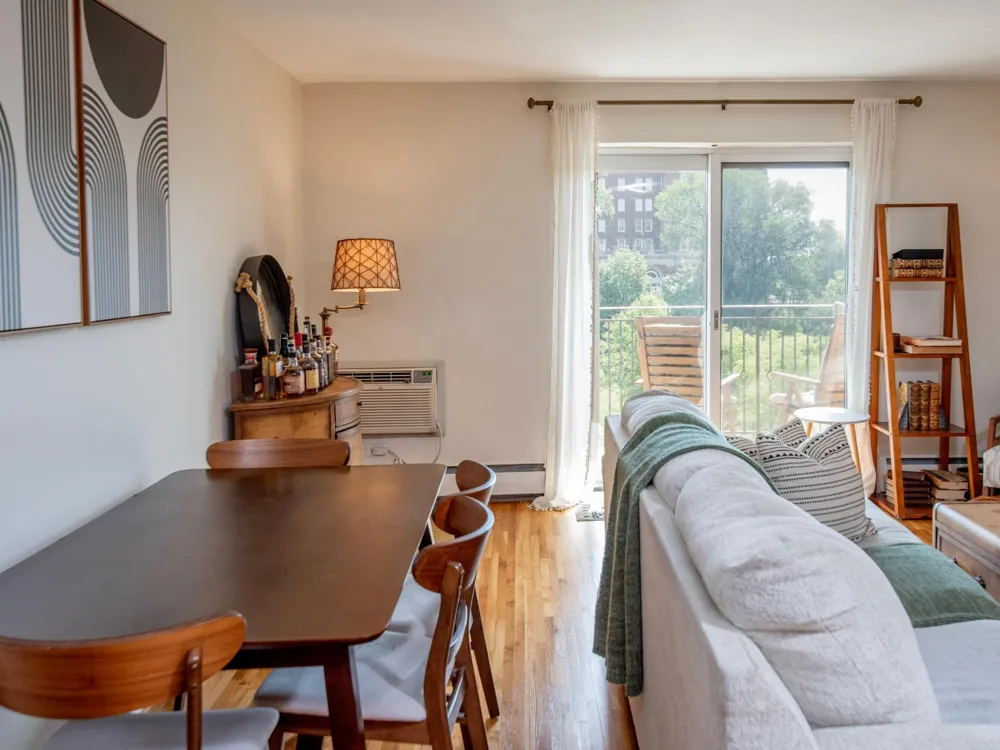 2928 Dean Parkway #4B Minneapolis, MN 55416